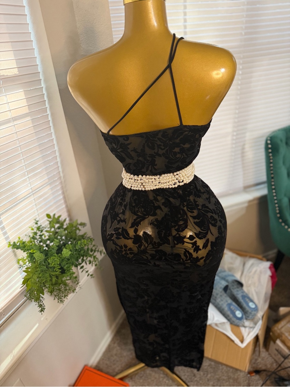 Black One-Shoulder Floral Lace Bodycon Midi Dress - Picture 2 of 3
